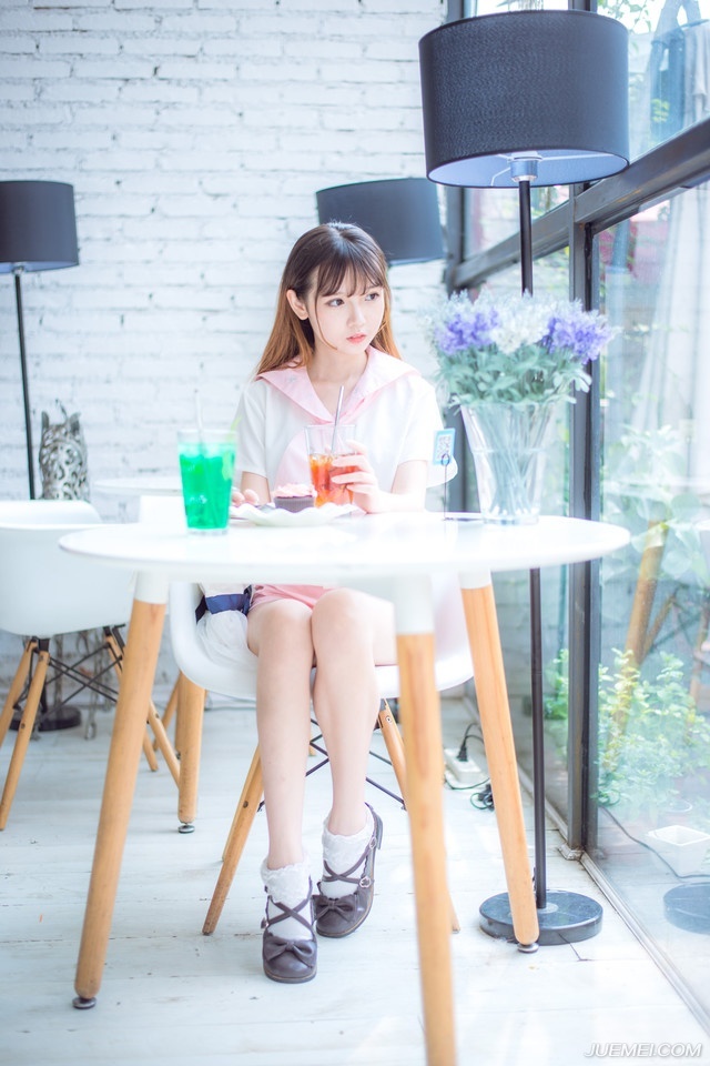友谊能使人同舟共济，友谊能使人生活充实，五彩缤纷。